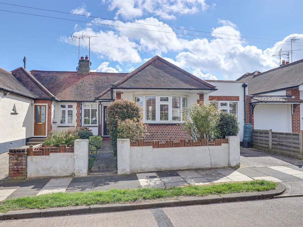 2 bed semidetached bungalow for sale in Dundee Avenue, LeighOnSea