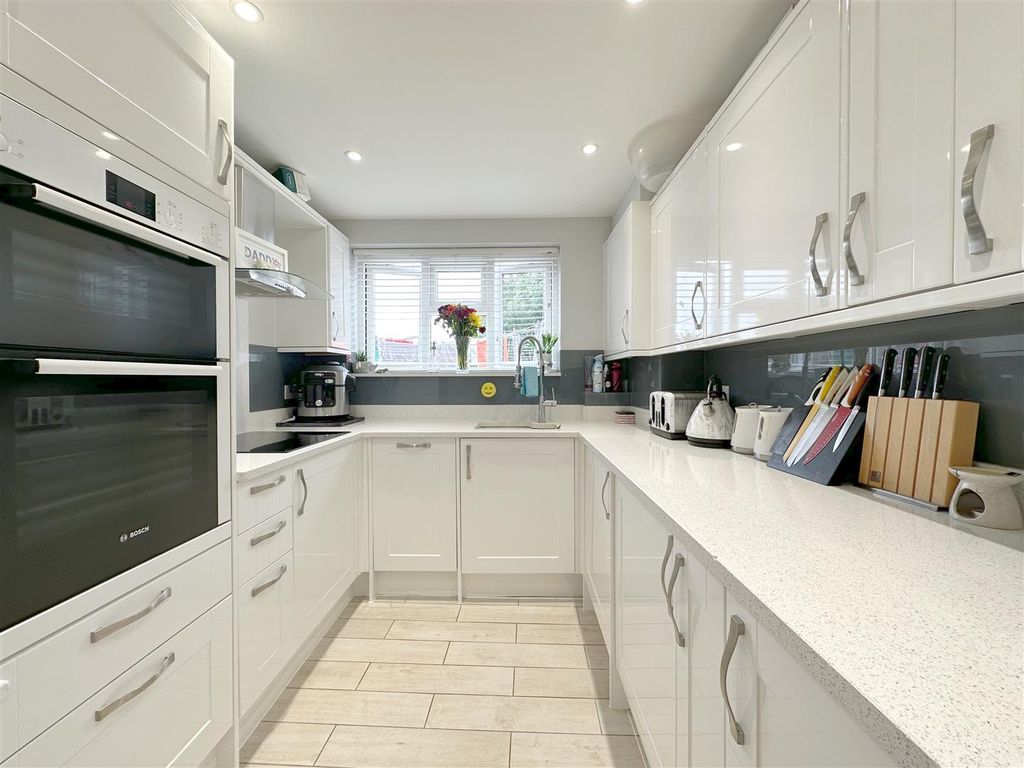 2 bed for sale in Baker Street, Enfield EN1, £325,000 Zoopla