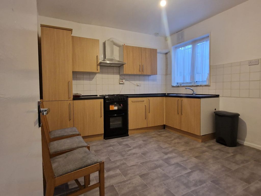 3 bed terraced house to rent in Hollybush Street, London E13, £2,450