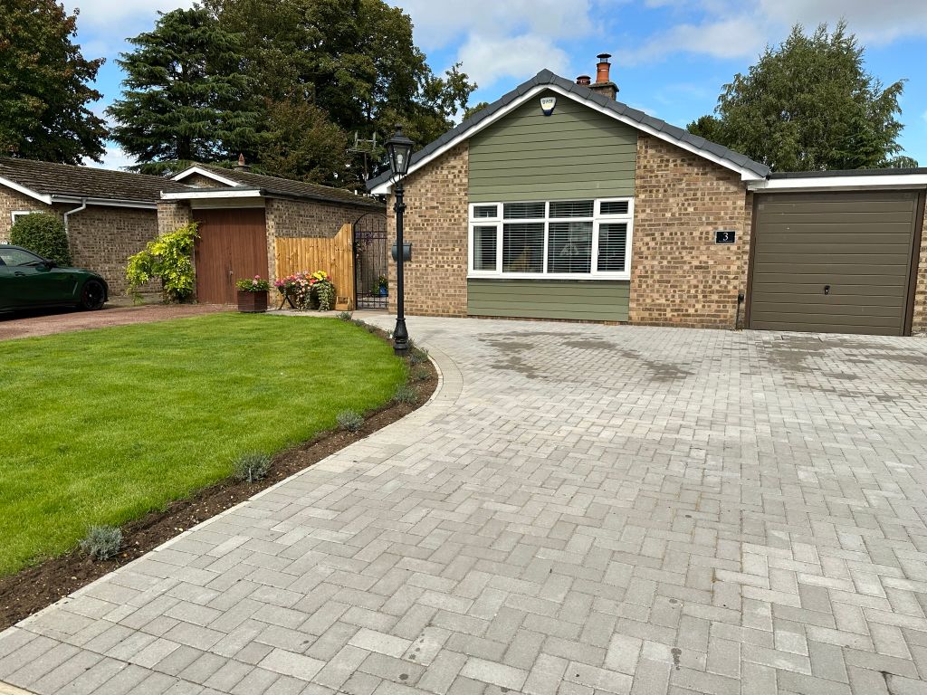 3 bed detached bungalow for sale in The Woodlands, Broom, Biggleswade