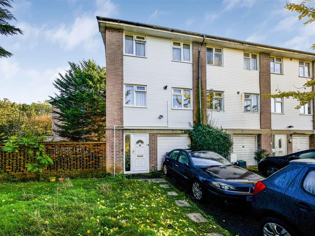 3 bed end terrace house for sale in Fairways, Thornbury Road, Isleworth