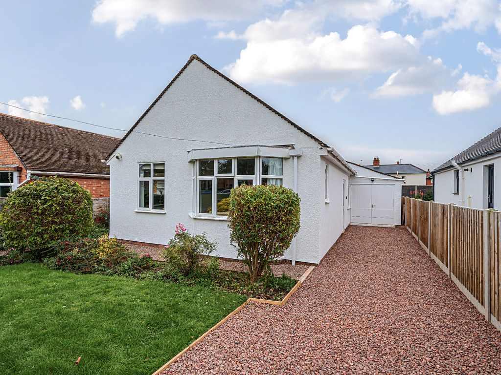 3 bed detached bungalow for sale in Greenfields Road, Malvern WR14, £