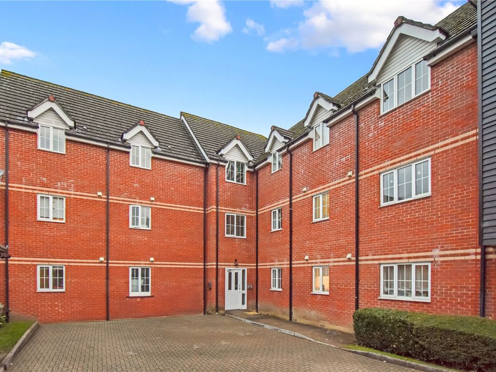 2 bed flat to rent in Bartholomew Court, Bartholomew Street, Newbury, Berkshire RG14, £1,100 pcm