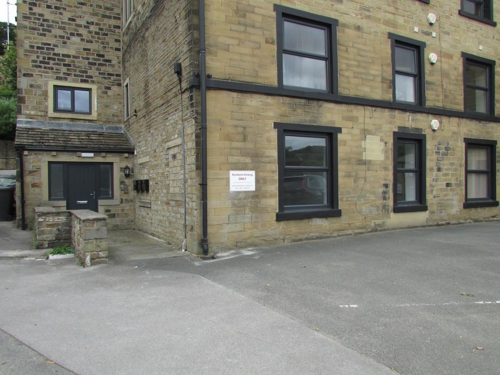 2 bed flat to rent in The Oaks, Huddersfield Road, Thongsbridge HD9