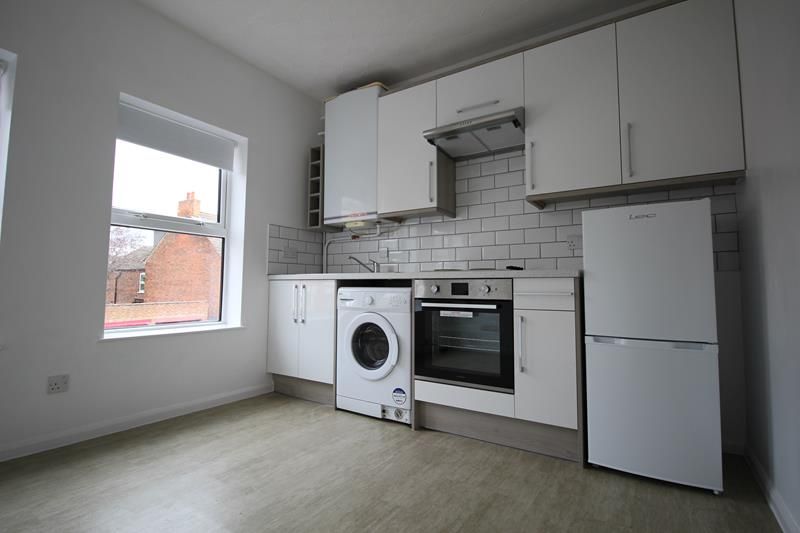 1 bed flat to rent in Goldington Avenue, Bedford MK40, £750 pcm Zoopla