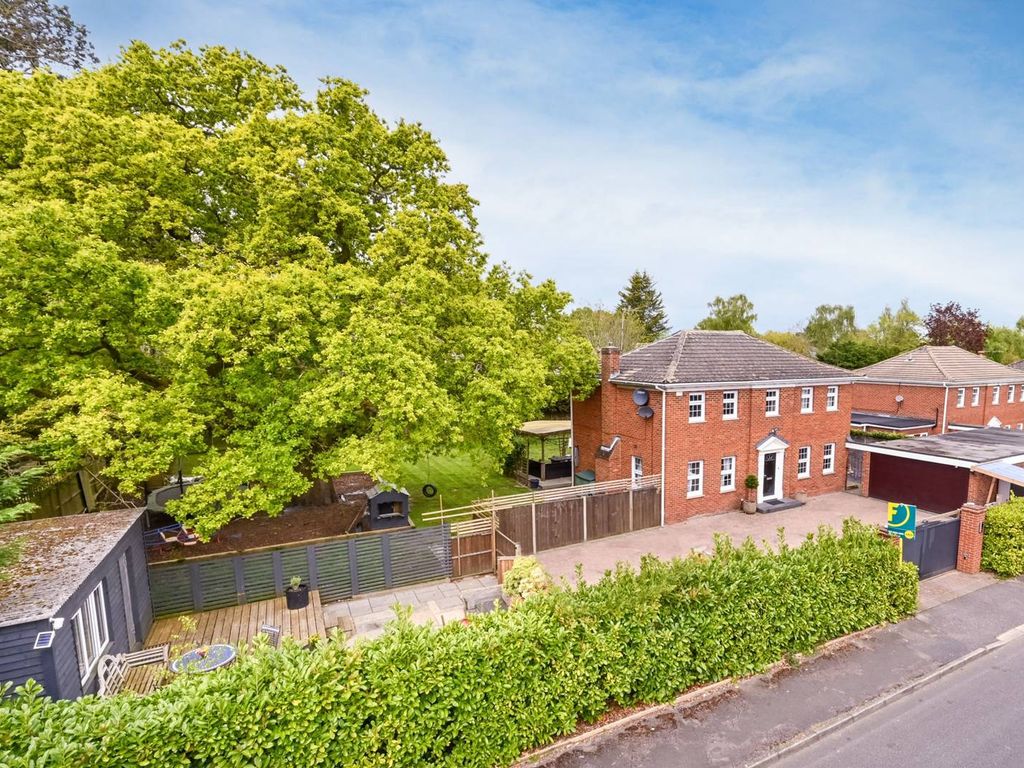 5 bed detached house for sale in Illingworth, Windsor SL4, £1,350,000