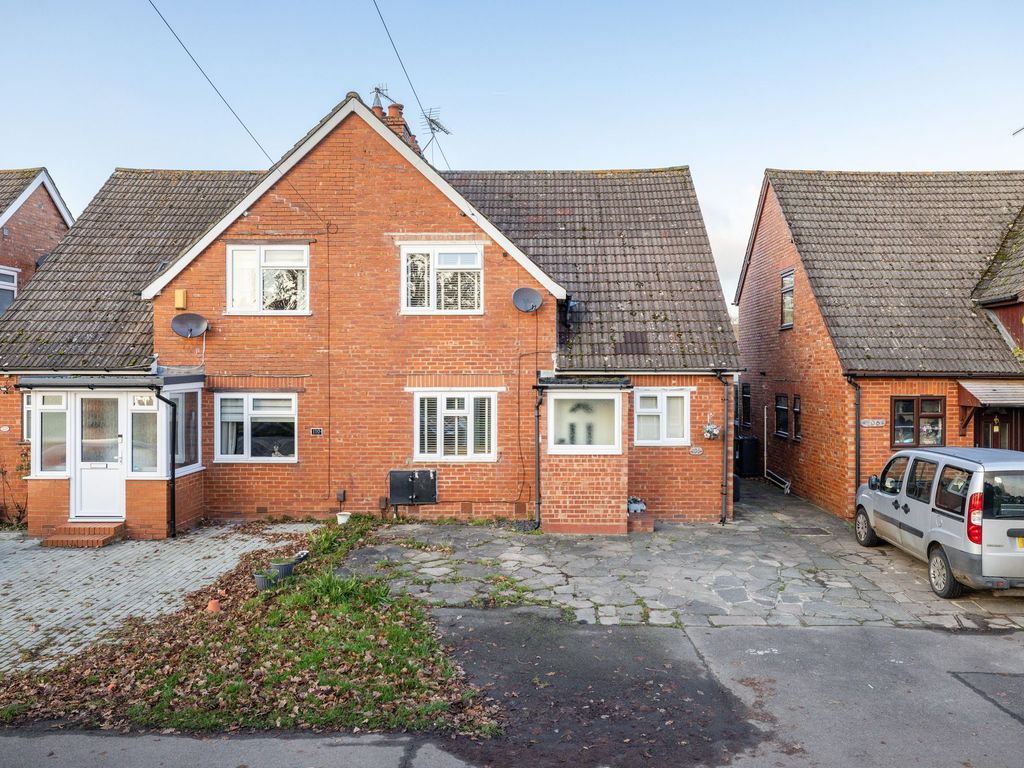 3 bed semidetached house for sale in Lee Street, Horley RH6, £425,000