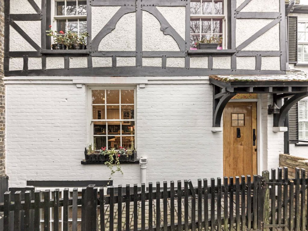 4 bed property for sale in The Avenue, SunburyOnThames TW16 Zoopla