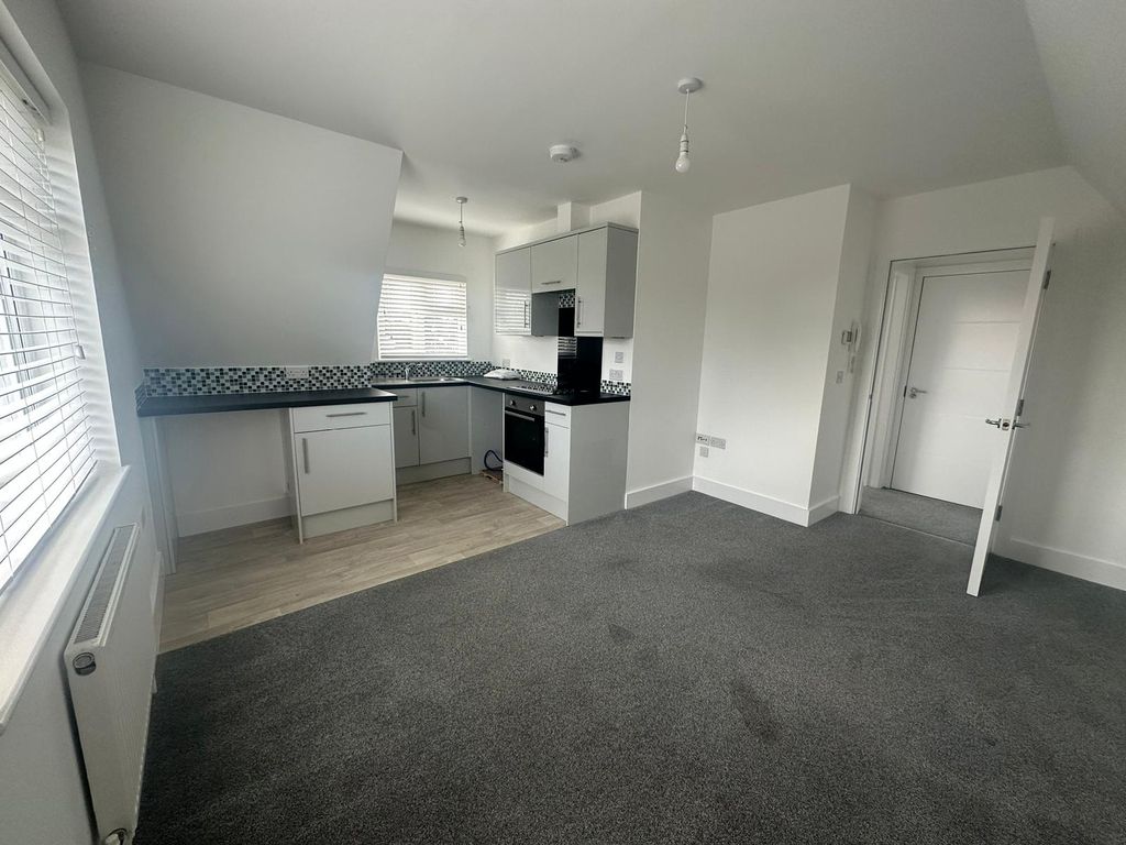1 bed flat to rent in Christchurch Road, Bournemouth BH1, £875 pcm Zoopla