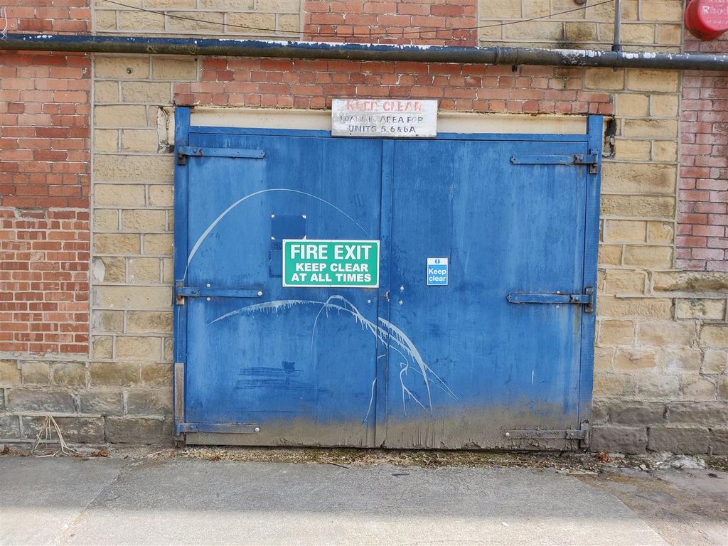 Commercial property to let in Colne Valley Business Park, Linthwaite