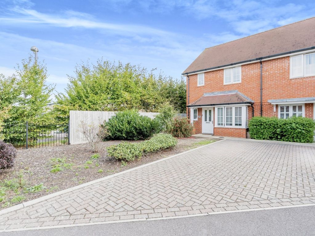 3 bed end terrace house for sale in Kelmscott Way, North Bersted