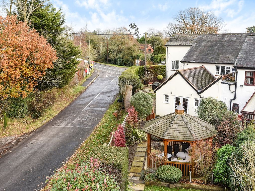 4 bed cottage to rent in Basingstoke Road, Reading RG7, £2,500 pcm Zoopla