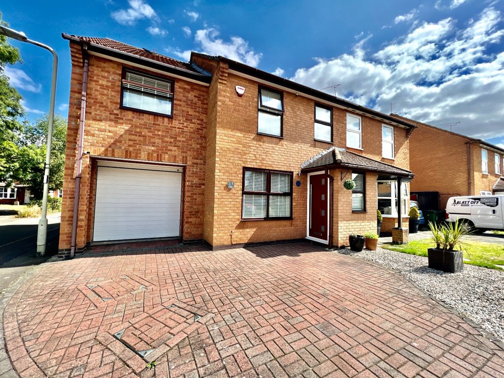3 bed semidetached house for sale in Juniper Close, Leicester Forest