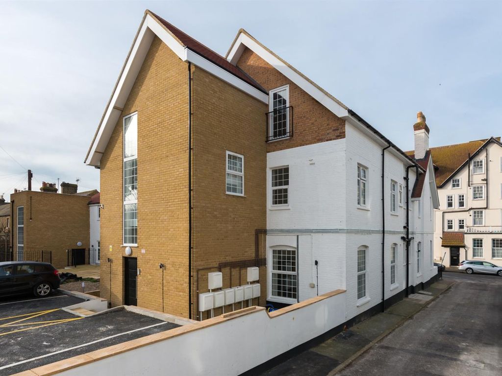 3 bed flat to rent in Beach Road, WestgateOnSea CT8, £1,200 pcm Zoopla