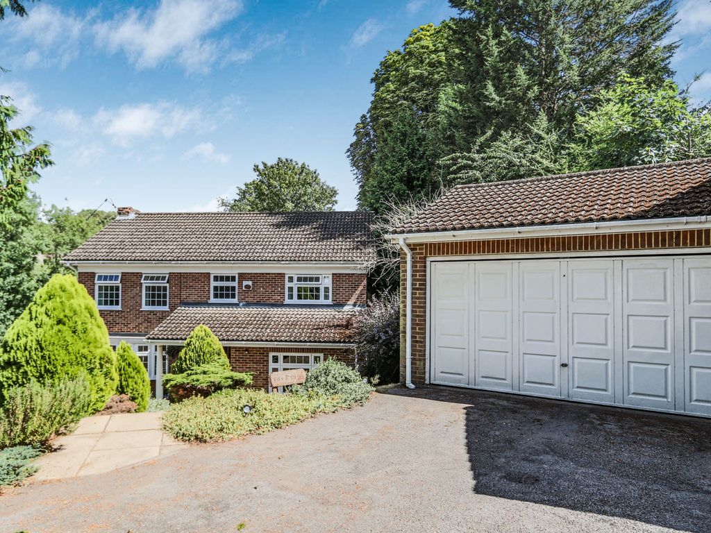 4 bed detached house for sale in Leacroft Close, Kenley CR8, £875,000