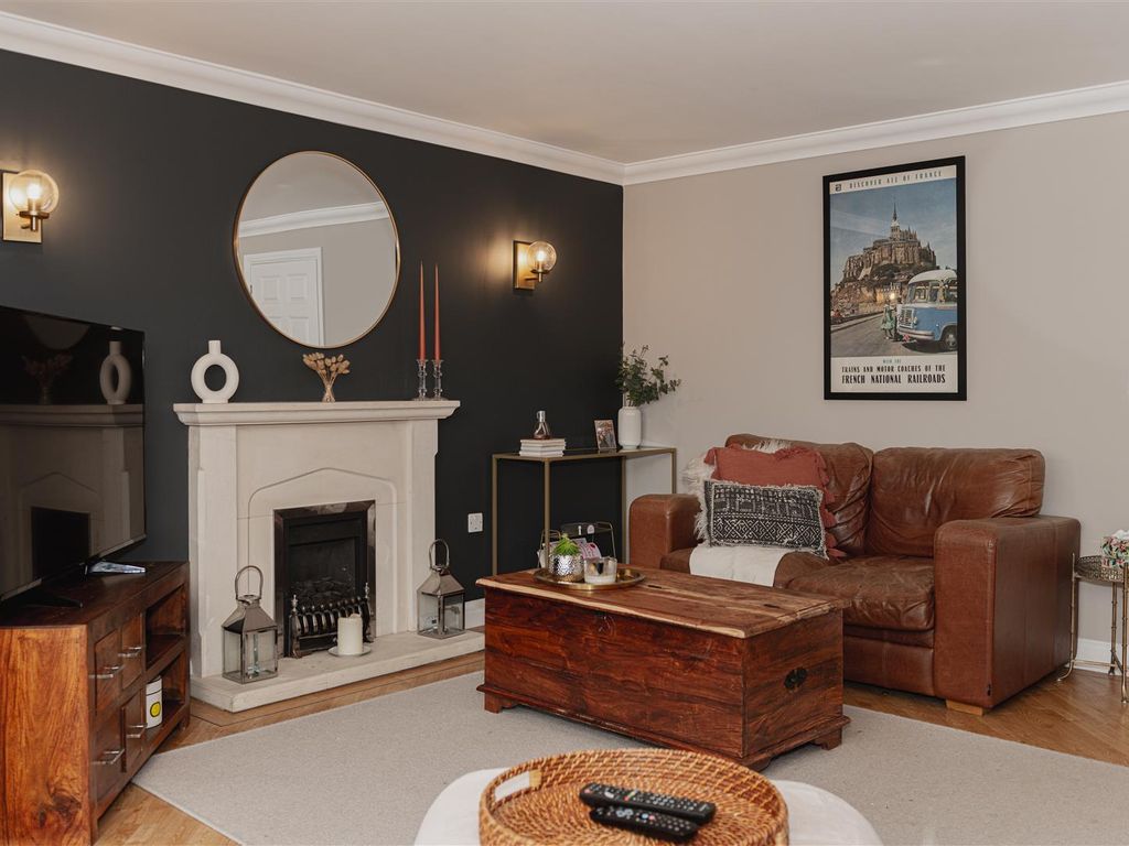 4 bed end terrace house for sale in Wingfield Court, Banstead SM7, £