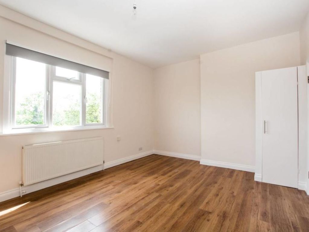 Studio to rent in Mount View Road, Finsbury Park, London N4, £1,517 pcm