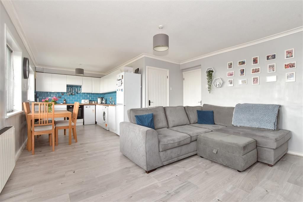 2 bed flat for sale in Holywell Avenue, Folkestone, Kent CT19, £180,000