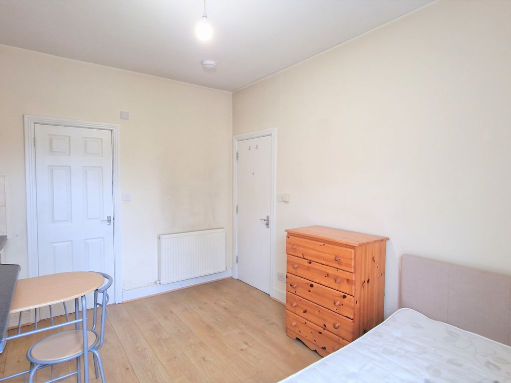 Room to rent in Lyndhurst Road, Luton LU1, £600 pcm Zoopla