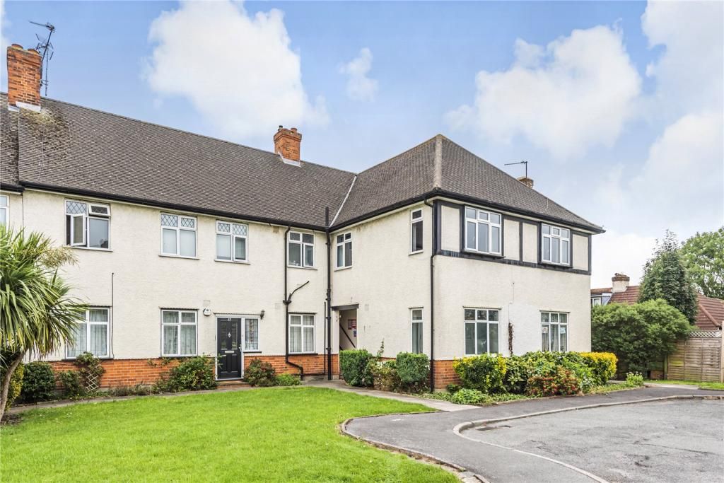 3 bed flat to rent in Ruislip Court, Ruislip Manor, Ruislip HA4, £1,700