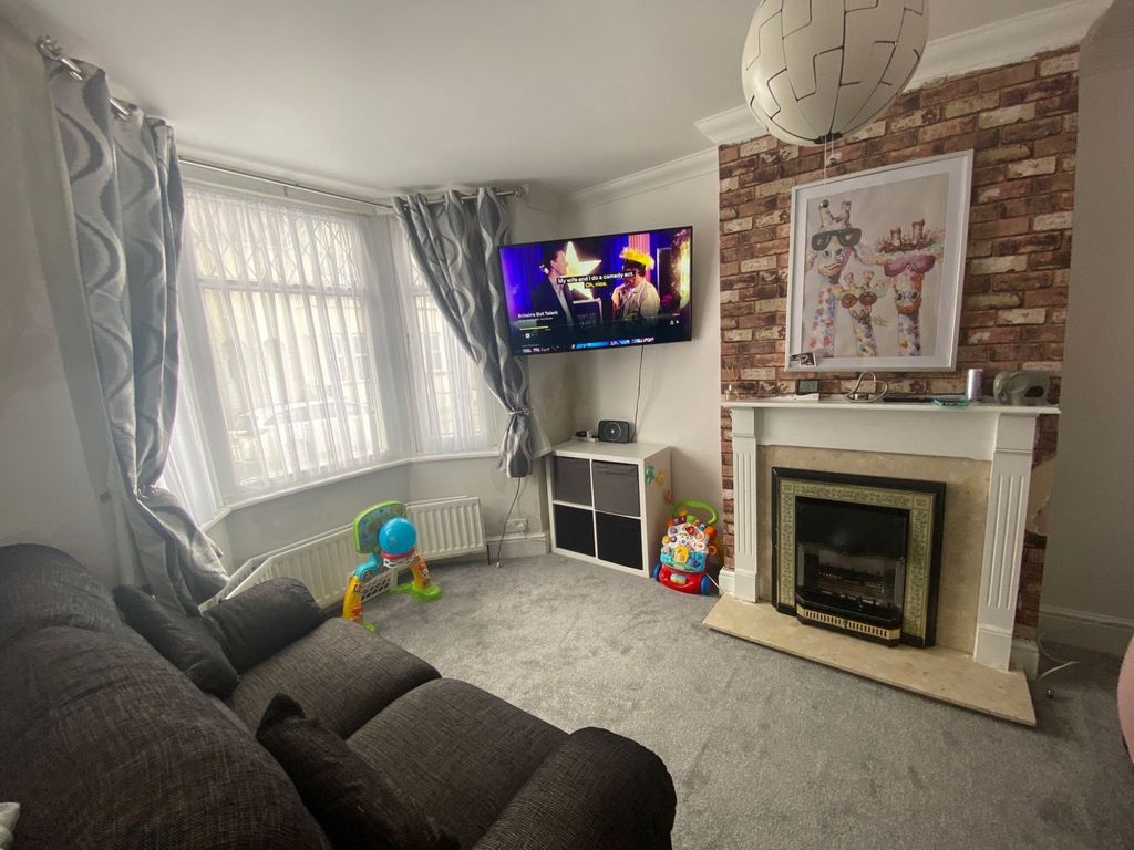 3 bed terraced house to rent in Trinity Road, Gillingham, Kent ME7, £