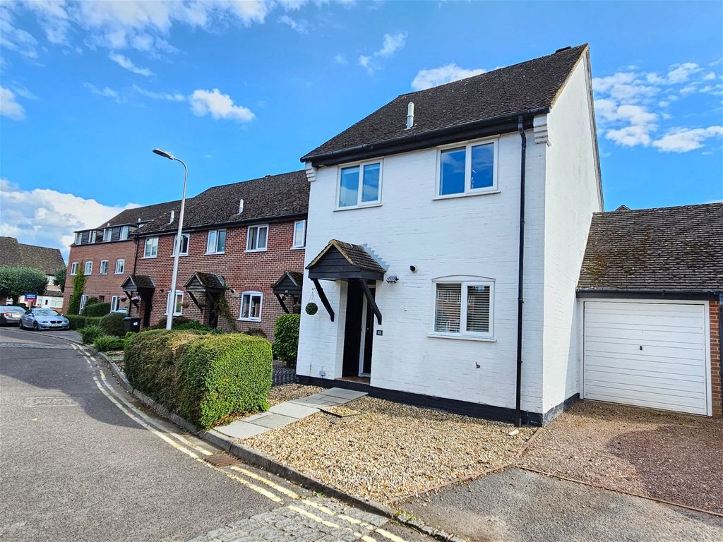 2 bed end terrace house for sale in Crawford Place, Newbury RG14, £