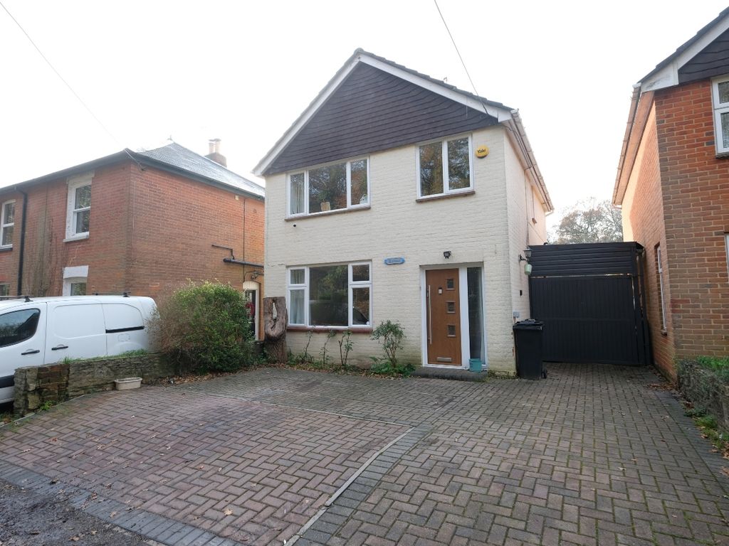 3 bed detached house for sale in Pooks Green, Marchwood SO40, £375,000