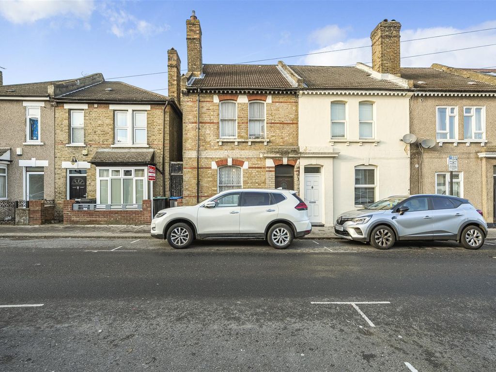 3 bed end terrace house for sale in Doyle Road, London SE25, £400,000