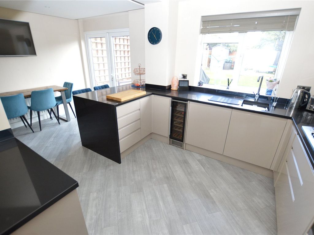 3 bed semidetached house for sale in Carlisle Close, Dunstable