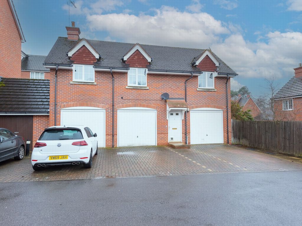 2 bed flat to rent in Elvetham Rise, Chineham RG24, £1,250 pcm Zoopla