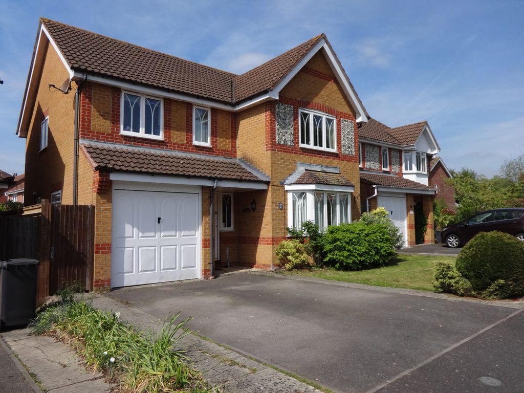 4 bed detached house to rent in Harebell Drive, Thatcham RG18, £1,900