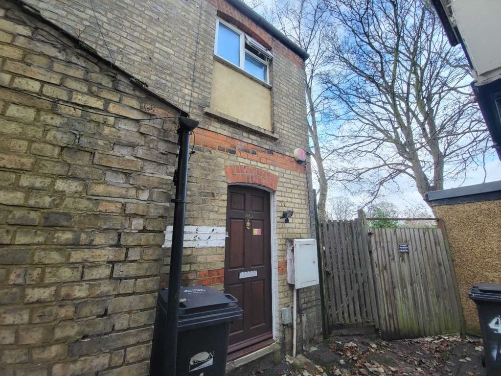 Grove Road, Off Cardiff Rd LU1  