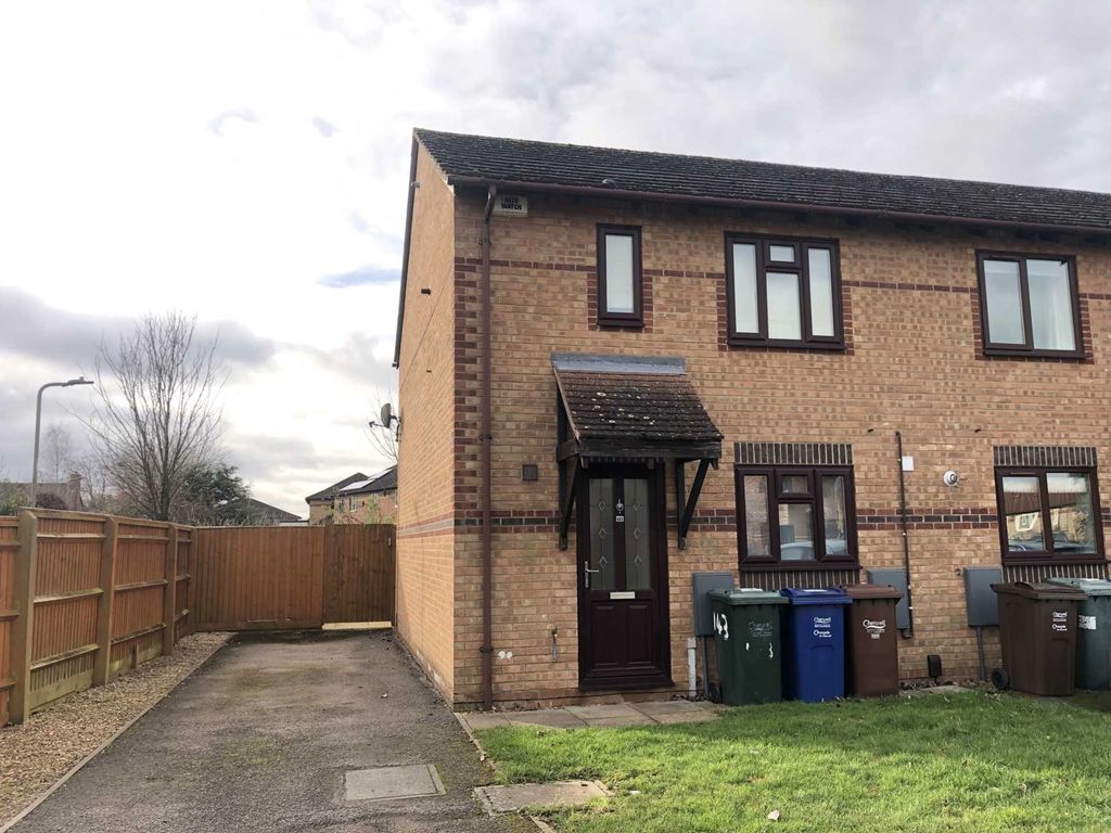 3 bed end terrace house to rent in Spruce Drive, Bicester OX26, £1,450