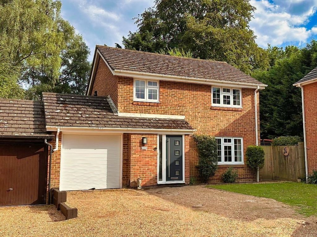 4 bed linkdetached house for sale in Leybourne Close, Walderslade