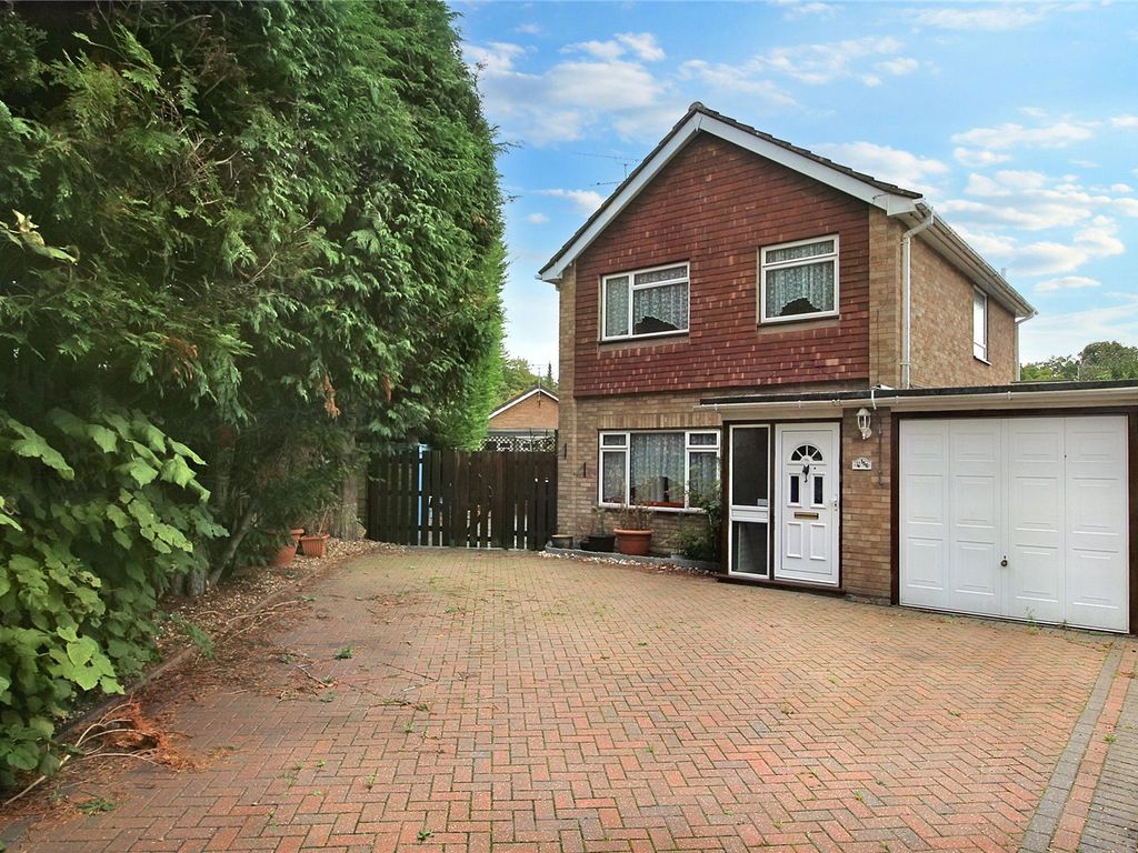 3 bed linkdetached house for sale in Kings Road, Fleet, Hampshire GU51