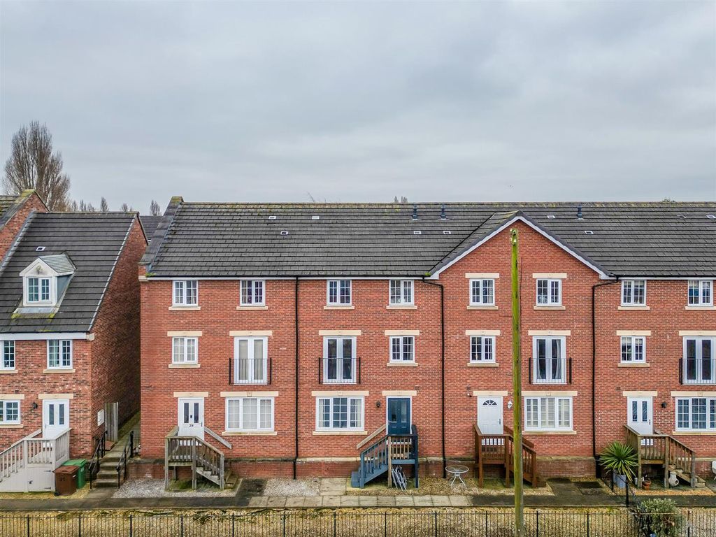 4 bed semidetached house for sale in Chancel Road, Wakefield WF1, £