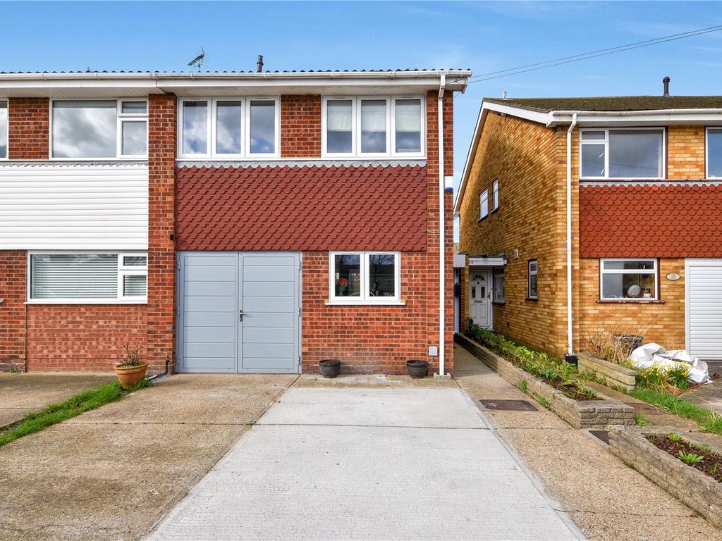 3 bed semidetached house for sale in Gunners Road, Close To Railway