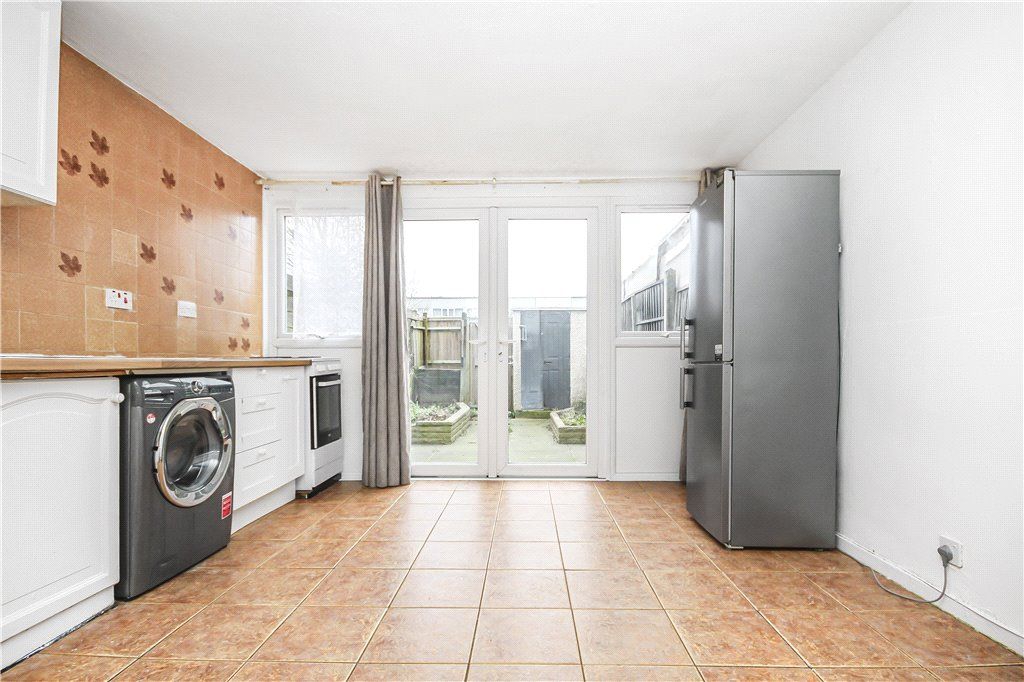 3 bed terraced house to rent in Monmouth Close, Mitcham CR4, £2,000 pcm