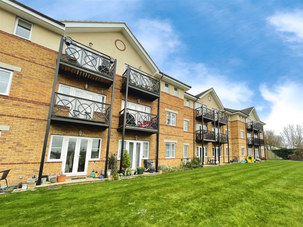 2 bed flat to rent in Ebberns Road, Hemel Hempstead HP3, £1,450 pcm