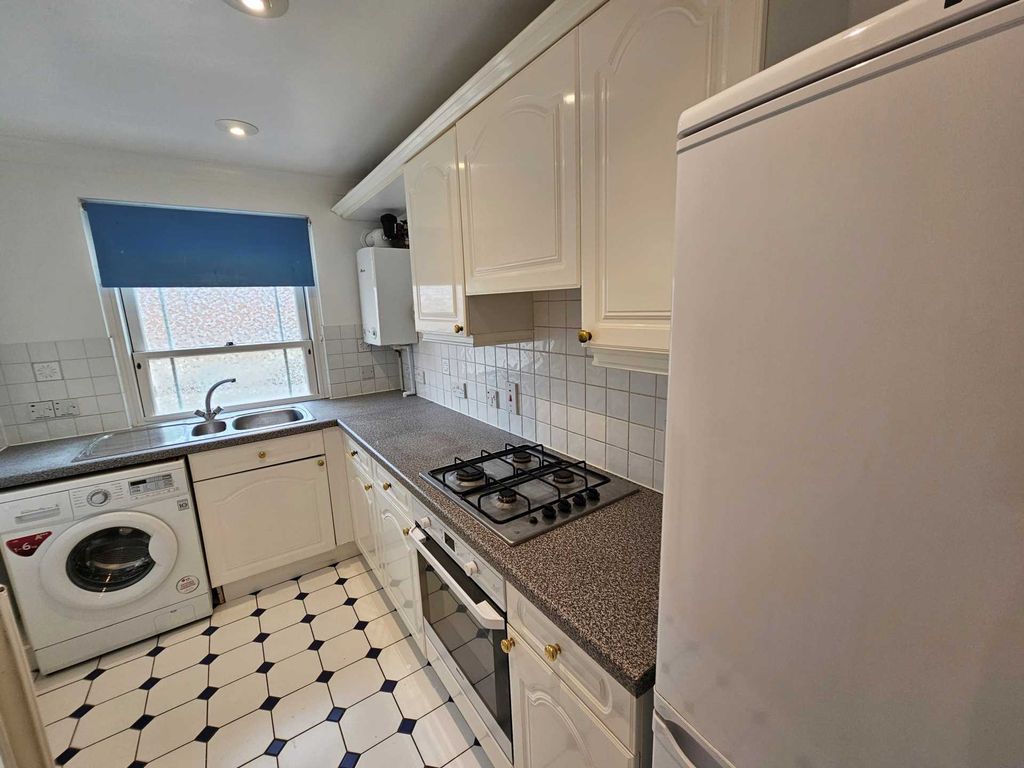 2 bed end terrace house to rent in Orient Place, Canterbury CT2, £1,150