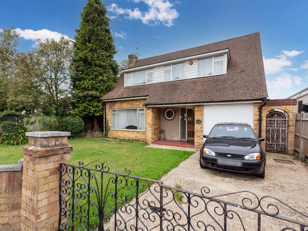 3 bed detached house for sale in Westlands Avenue, Burnham, Slough SL1
