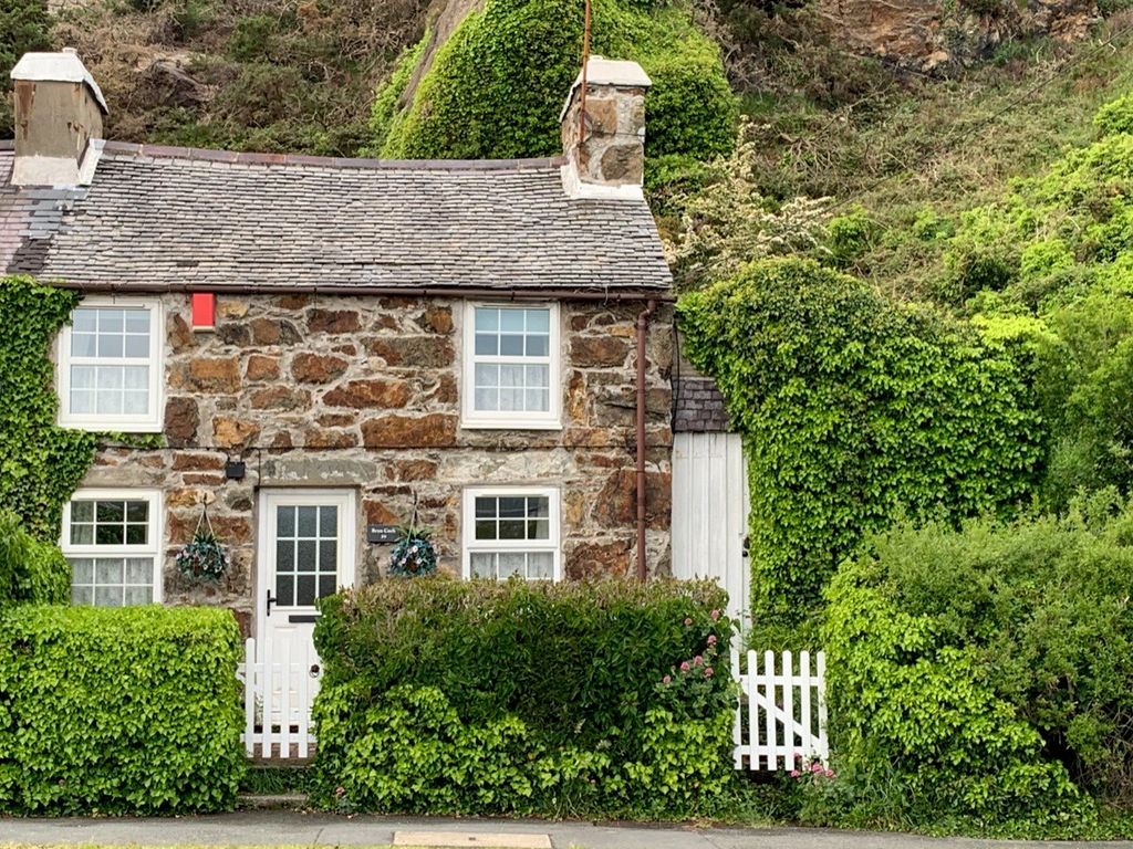 3 bed end terrace house for sale in Abererch Road, Pwllheli, Gwynedd