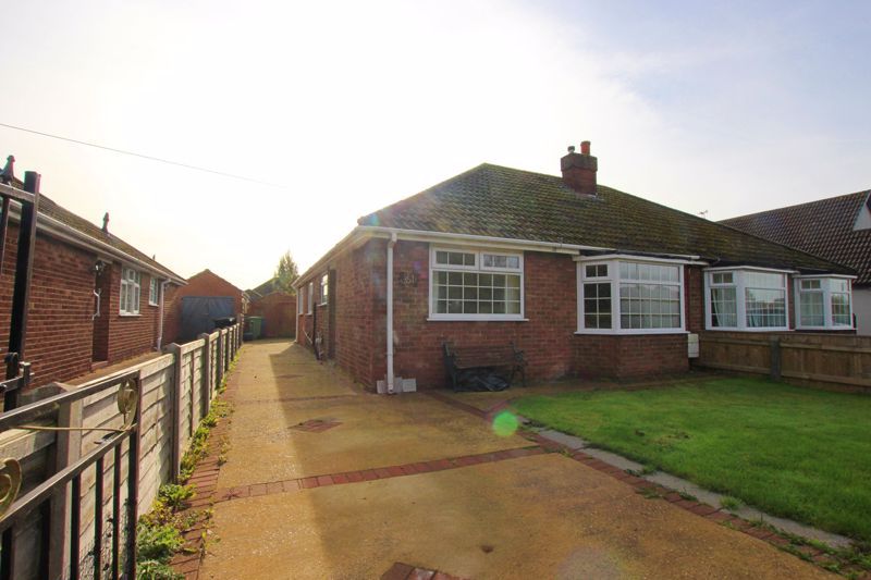 2 bed semidetached bungalow for sale in Pelham Road, Immingham DN40, £