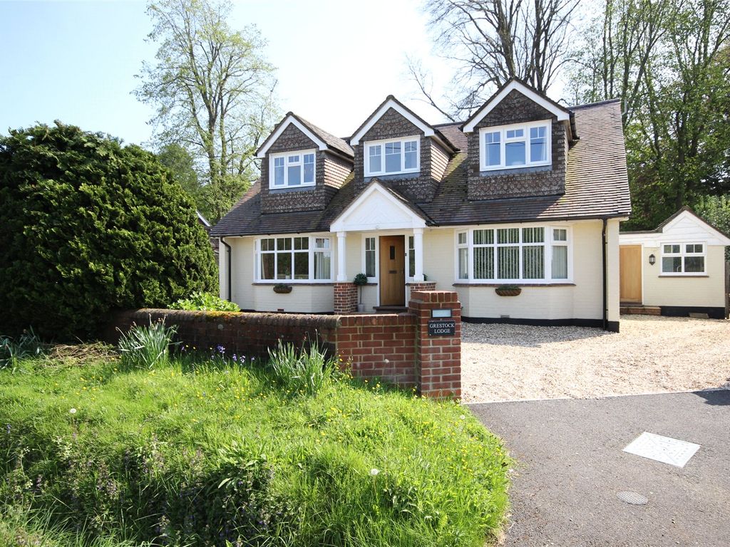 3 bed detached house for sale in Wield Road, Medstead, Alton GU34, £