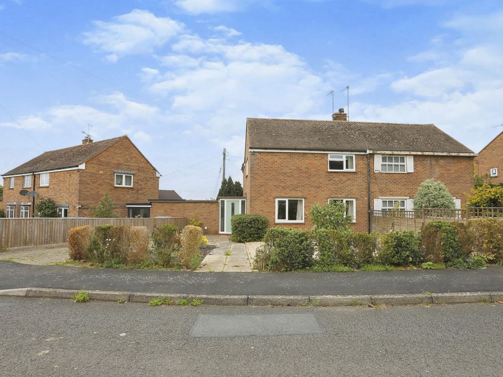 3 bed semidetached house for sale in Sandscroft Avenue, Broadway