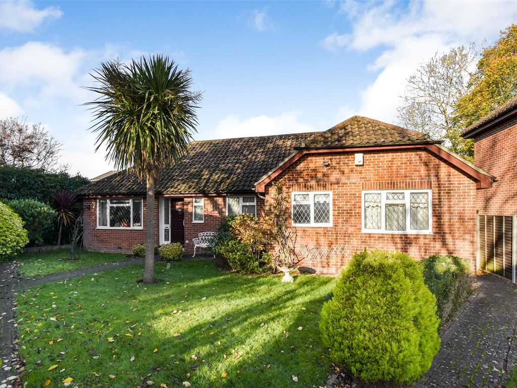 3 bed bungalow for sale in Alverstoke Gardens, Aldershot, Hampshire