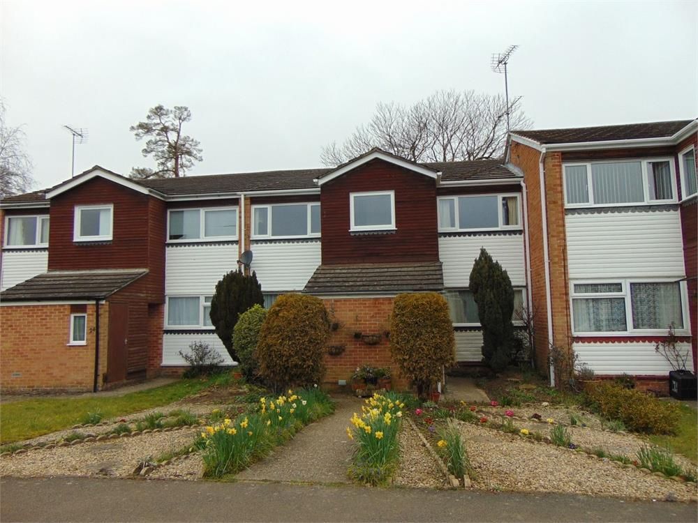 2 bed flat to rent in Larch Drive, Woodley, Reading RG5, £1,300 pcm