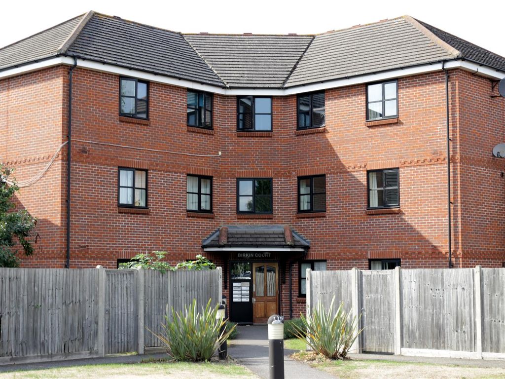 2 bed flat to rent in Chertsey Road, Byfleet, West Byfleet KT14, £1,050