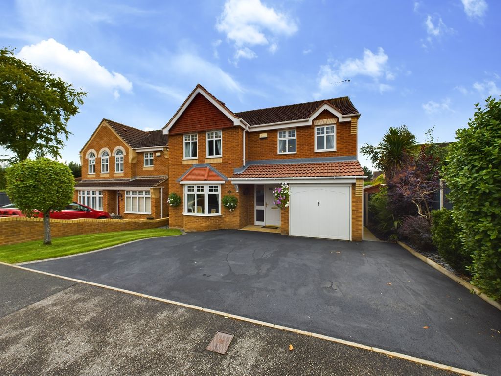 4 bed detached house for sale in Brander Close, Balby, Doncaster DN4, £