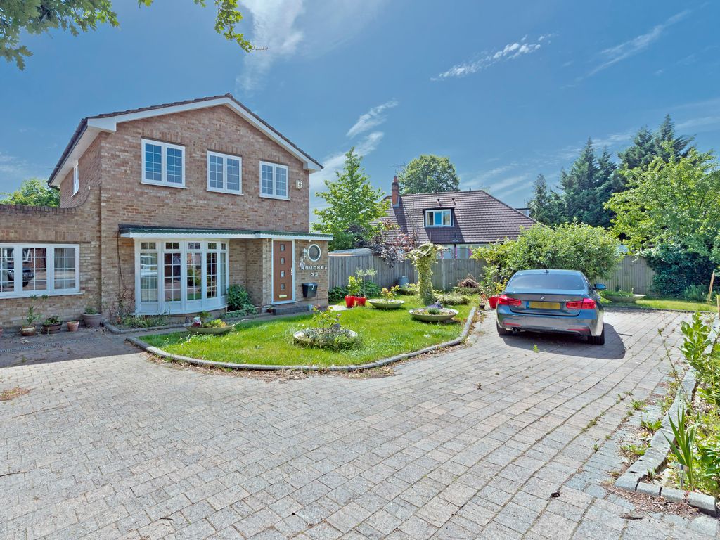 4 bed detached house to rent in Upper Brighton Road, Surbiton, Surrey